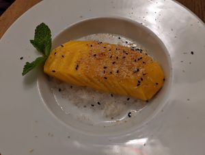 Sticky rice with mango 😋 at Maison Kapunka - Paradis in Paris