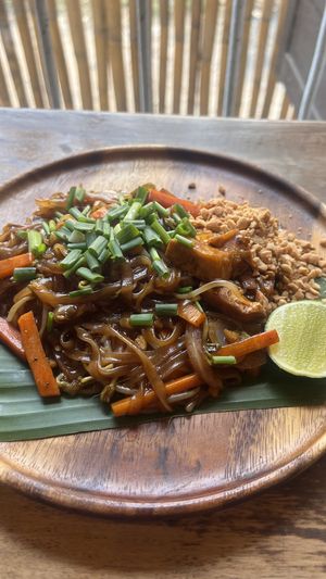 Pad lao  at Two Little Birds in Luang Prabang