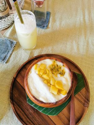 Smoothie bowl at Two Little Birds in Luang Prabang