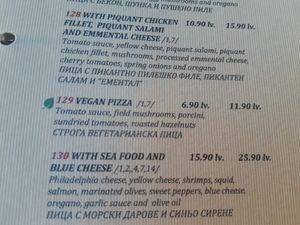 Vegan pizza at Shtastliveca in Veliko Tarnovo