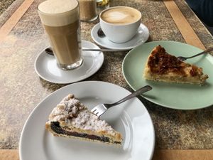 Kirschstreusel und Apfelkuchen  at Der Kaffeekocher & Meer in Sankt Peter-ording