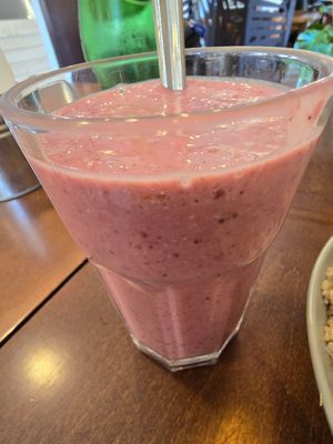 Red fruit- banana smoothie at Mela Canela in Sintra