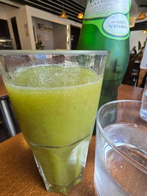 Spinach-cucumber-apple-ginger juice at Mela Canela in Sintra