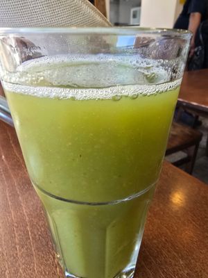 Spinach, apple, cucumber juice at Mela Canela in Sintra