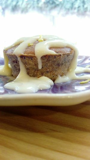 Queque de limão com sementes de papoila. Creme de for de laranjeira. Vegan e delicioso! at Mela Canela in Sintra