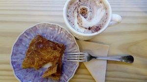 Mela canela e chocolate quente com leite vegetal 👌 at Mela Canela in Sintra