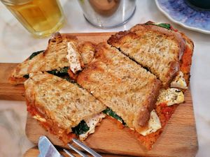 Toast with tofu, spinach and tomatoes at Mela Canela in Sintra
