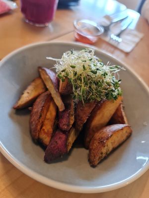 Nice potato wedges must order ~ 31/8/23 at Real Food 真食 - Yishun in North Singapore