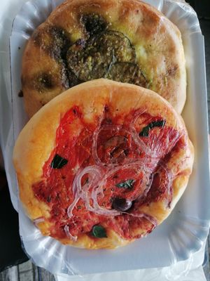 Pizzetta siciliana e zucchine+pistacchio at stritFUD in Taormina