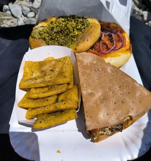 Pizzetas, empanada y panelle (todo vegano) at stritFUD in Taormina