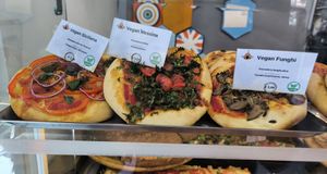 Pizzetas veganas at stritFUD in Taormina