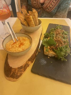 Croutons with humous and humous on toast  at Gatto Bistrot in Portici