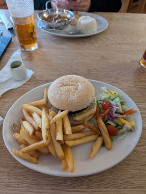 Burger and Curry with no sauce at all, neither burger nor salad had a sauce at Smoo Cave Hotel in Lairg