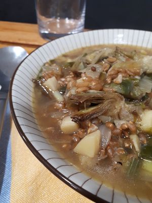 Guiso de kamut con alcachofas at MacroVital in Alcoi