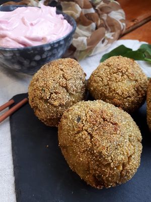 Falafel con salsa de remolacha at MacroVital in Alcoi
