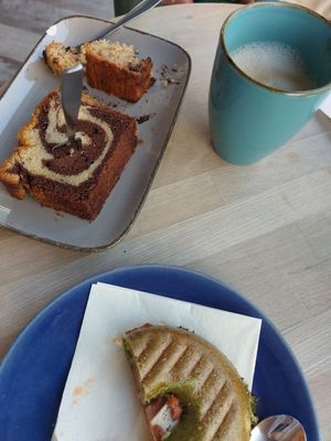 Bananenbrot, Marmorkuchen und Tofu Tomaten Bagel at Café Wertvoll in Marburg