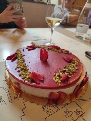 Cheesecake senza glutine con crema al latte di mandorla e gelée di fragole at Sani Sapori in Seriate