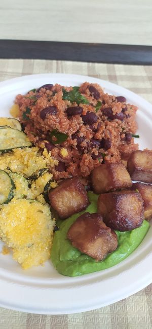 Tris di quinoa chilly, tofu su salsa di piselli e zucchine gratinate at Sani Sapori in Seriate