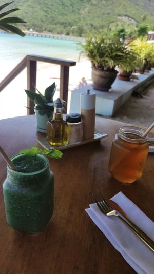 "Green Monster Smoothie" and "Foods & Roots Ice Tea" at Foods & Roots in Koh Phangan