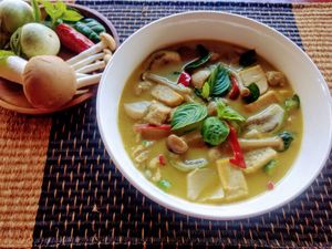 Gaeng kheaw waan (Sweet green curry) at Rakpak in Koh Samui