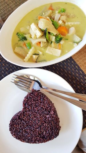 Green curry with tofu and soy protein at Rakpak in Koh Samui