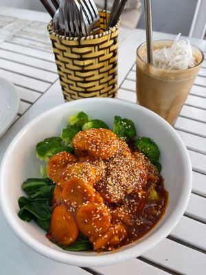 LEMONGRASS MUSHROOM RICE
Com Nam Sot Sá 65.000
+ Rice (Com àn kem) : Brown Rice (Com luc)
 at Khong Vegan Restaurant  in Da Nang