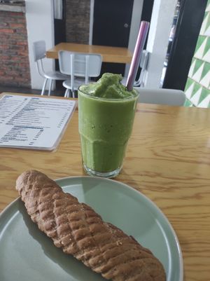 Smoothie with matcha and cinnamon cookie at Choclo y Maíz Cocina Vegana in Guadalajara