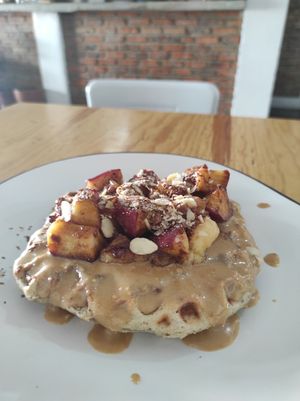 Waffle with caramelized banana and apple at Choclo y Maíz Cocina Vegana in Guadalajara