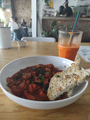 Shakshuka and carrot juice at Choclo y Maíz Cocina Vegana in Guadalajara