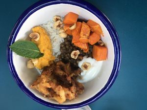 Vegan bowl with rice instead of quinoa at Fave in Hendaye