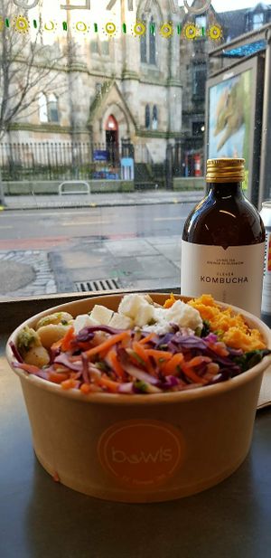 Muy rico todo! Casi todo es vegano y tienen pasteles y energy balls tmb at Bowls in Edinburgh