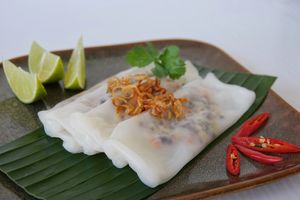 Crêpes fines à la vapeur at Mây Bay in Vincennes