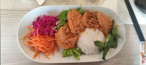 Cơm thịt nướng – Grilled cutlets 
Grilled vegan meat cultets marinated in coconut milk at Mây Bay in Vincennes