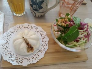 Brioche fourré et salade at Mây Bay in Vincennes