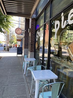 Exterior seating  at A La Mode Pies in Seattle