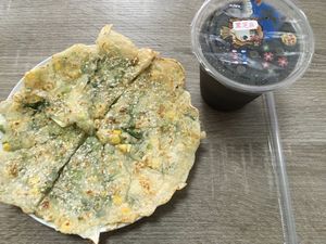 Roasted seaweed and corn pancake and black sesame milk with oats at Xiū Yuán SùShí 修緣素食 in Kaohsiung