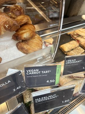 Vegan carrot cake labelled as such   at NAP - Natoo - T1 in Naples