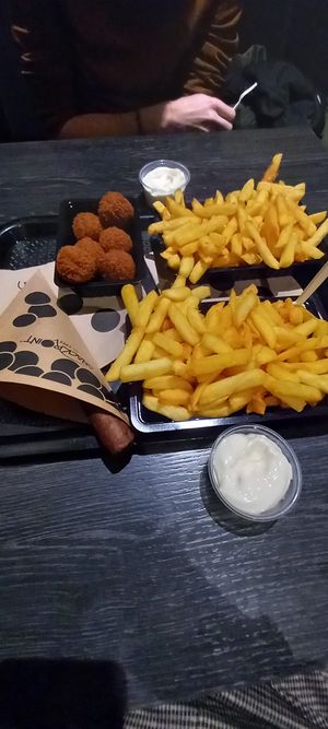 Heerlijke vegan frikandel en nieuw bij hen: vegan bitterballen. Ze waren superlekker!! at Snackpoint Bolderberg in Heusden-zolder
