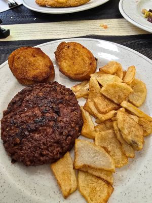 Burger, grilled bread and patatas at Carmen in Organya