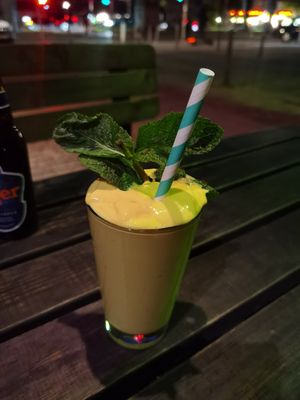 Mango-Kokosmilch-Shake für 4,40 Euro at Element Five in Berlin