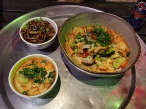 Gebratener Seitan und Curry als Tapas (je 4,30 Euro) und Udon-Curry für 9,40 Euro at Element Five in Berlin