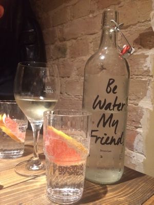 Selbstgesprudeldes Wasser in Glasflasche 👍🏻 at Element Five in Berlin