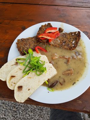 Veganer Hackbraten mit Pilzrahmsoße at Gasthof Zur Sägemühle in Hiltpoltstein
