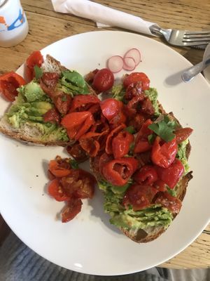 vegan smashed avo on toast with tomatoes and pepper at The Locker in Cambridge