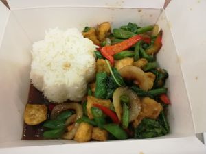 Wok Basil with tofu at Som Kitchen in Vienna