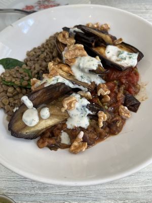 Beet hummus  at Tiffin Cafe in Lisbon