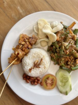 Toge: steamed vegetables and spiced beans with grilled tempeh and tofu, white rice and cucumber + tomato. As I didn’t want fried peanuts I got them natural.  at Eco Cafe 2 in Banjar