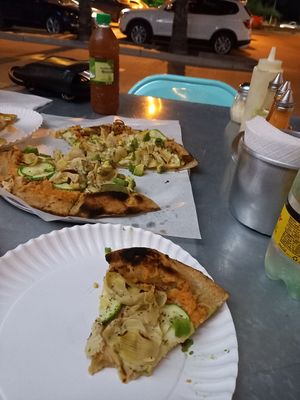 Pizza con aguacate at 450 Grados in Hermosillo
