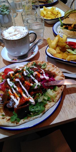 Kebab flatbread, katsu fries & hot chocolate at Green Olive in Menai Bridge