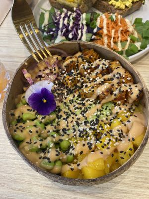 Pokébowl met rijst avocado tofu mango edamame red onion en sesamzaadjes at The Kind Coconut in Mechelen